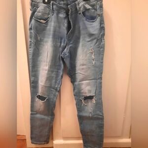 Distressed skinny jeans